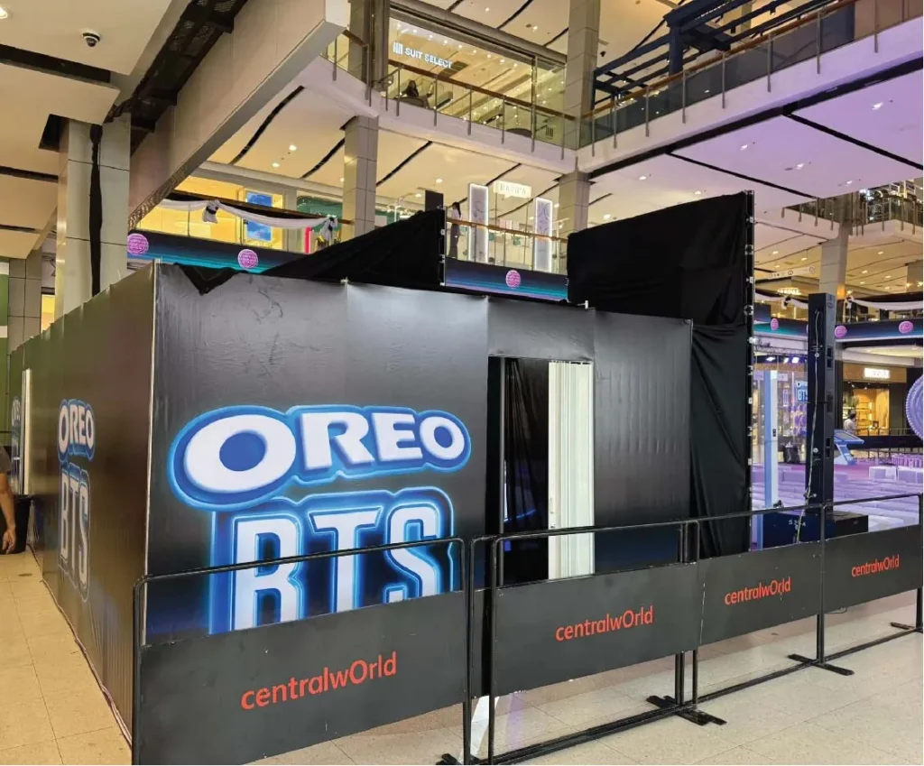 บูธแสดงสินค้า ติดตั้งพาร์ทิชั่นดำ ห้องหลังเวที พร้อมเดินระบบไฟ Oreo RTS